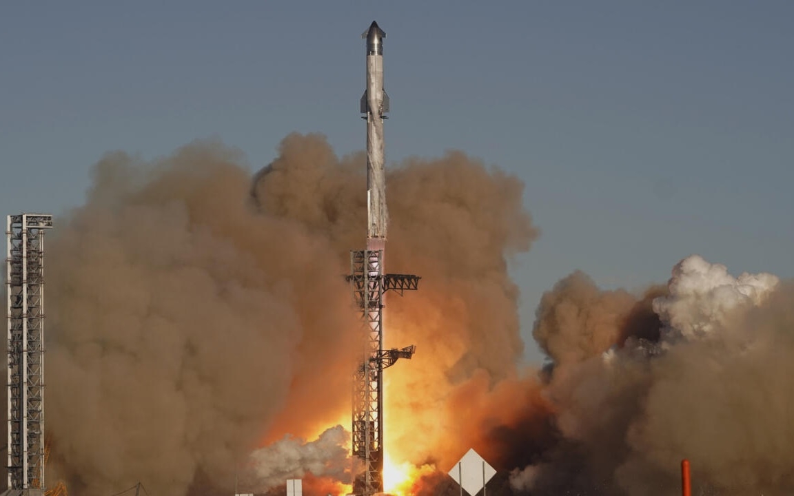 Tên lửa SpaceX Starship vỡ trong không gian, gây gián đoạn giao thông hàng không